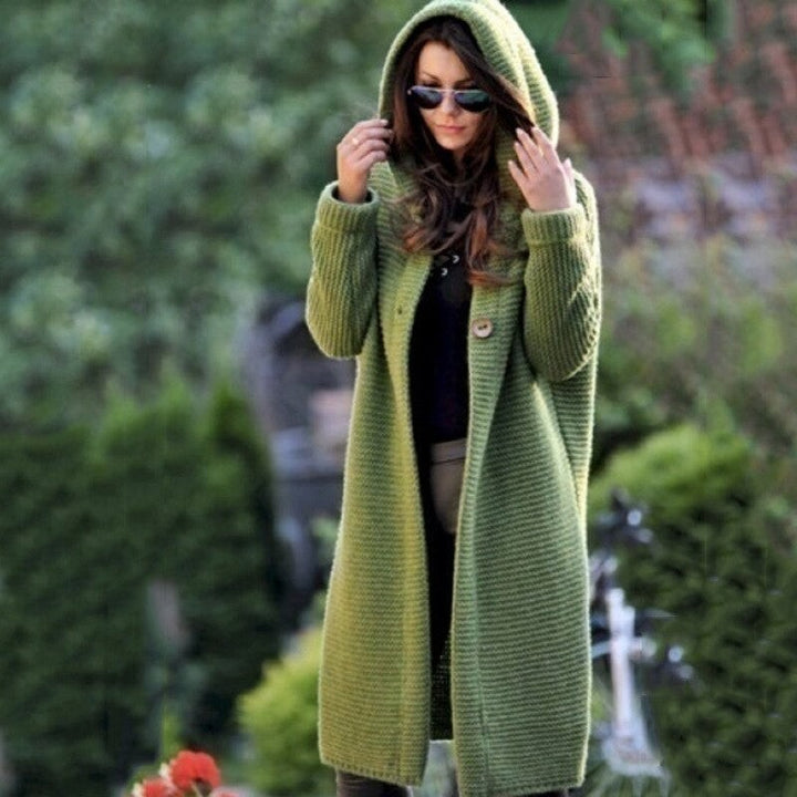 Grüne Cardigan-Jacke mit Kapuze im Freien, lässiger Strickmantel-Look