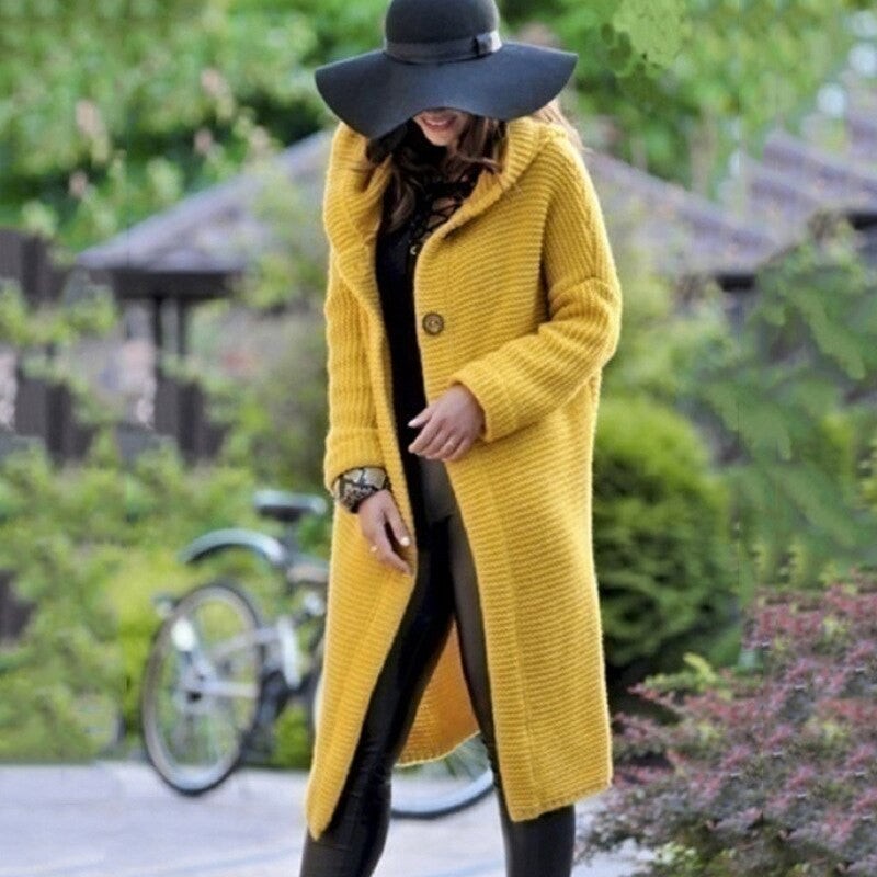 Senfgelbe Strickjacke mit Kapuze, langer Schnitt im Herbst-Outfit