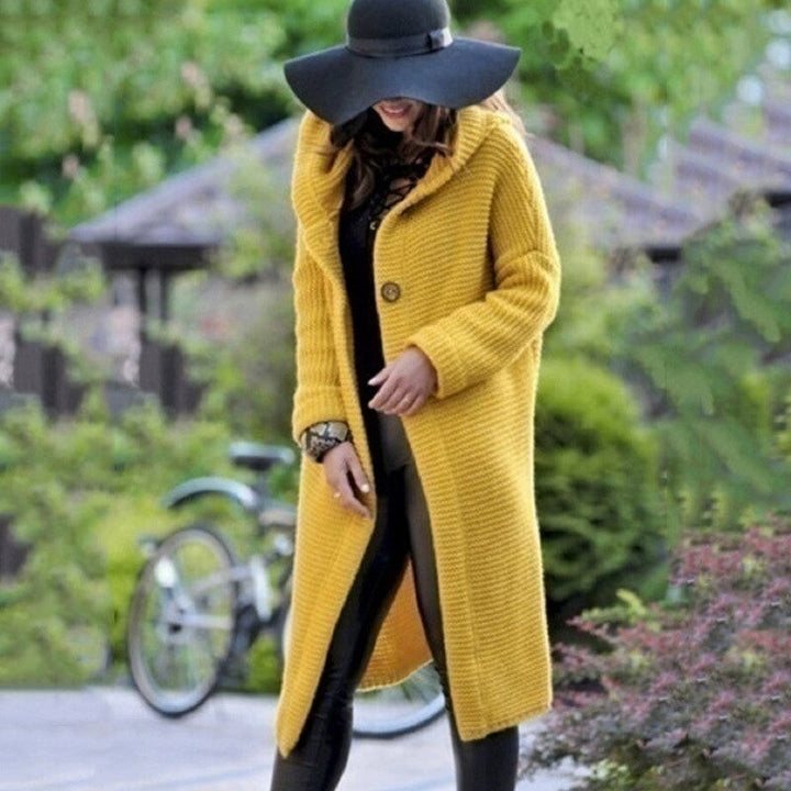 Senfgelbe Strickjacke mit Kapuze, langer Schnitt im Herbst-Outfit