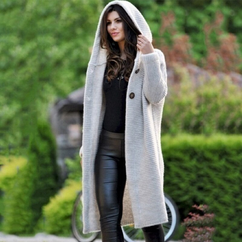 Beige Strickjacke mit Kapuze und Knopfverschluss, lange Cardigan-Silhouette
