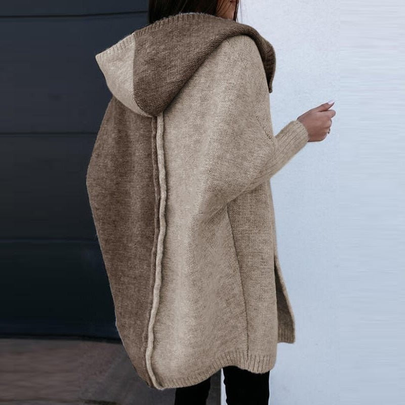 Rückansicht der langen Oversize-Strickjacke mit Kapuze und Rippbündchen