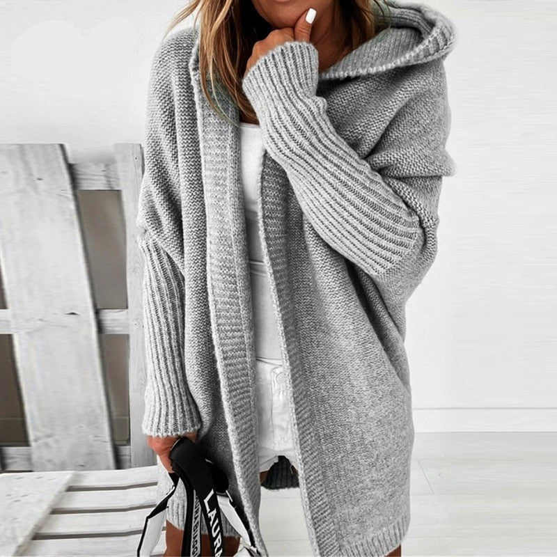 Graue Strickjacke mit Kapuze und Fledermausärmeln im Oversize-Schnitt