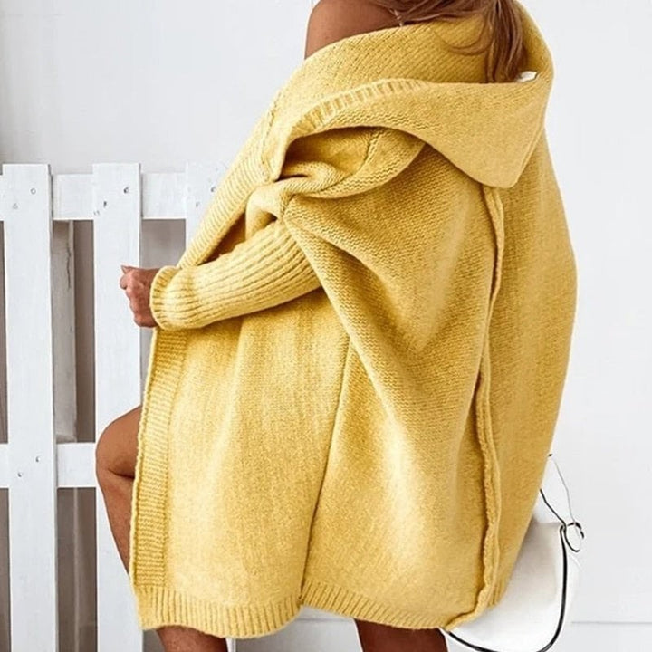 Rückansicht einer gelben Strickjacke mit Kapuze und langen Ärmeln