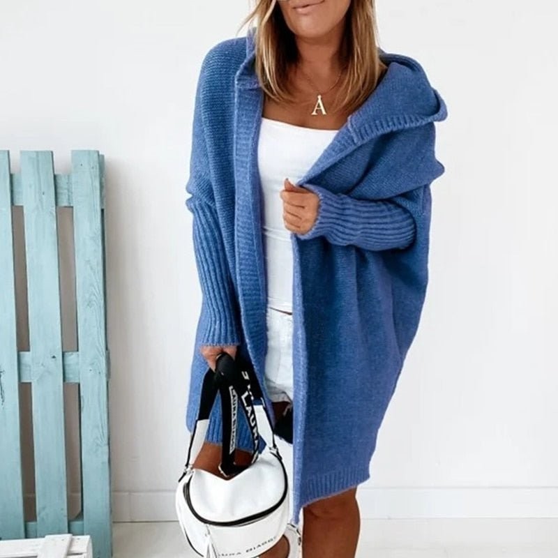 Blaue Strickjacke mit Kapuze und Fledermausärmeln offen getragen