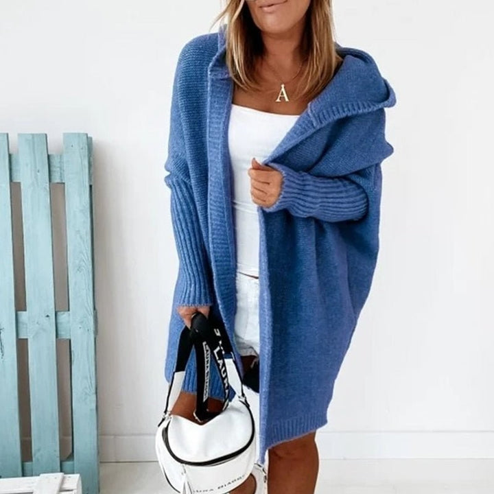 Blaue Strickjacke mit Kapuze und Fledermausärmeln offen getragen