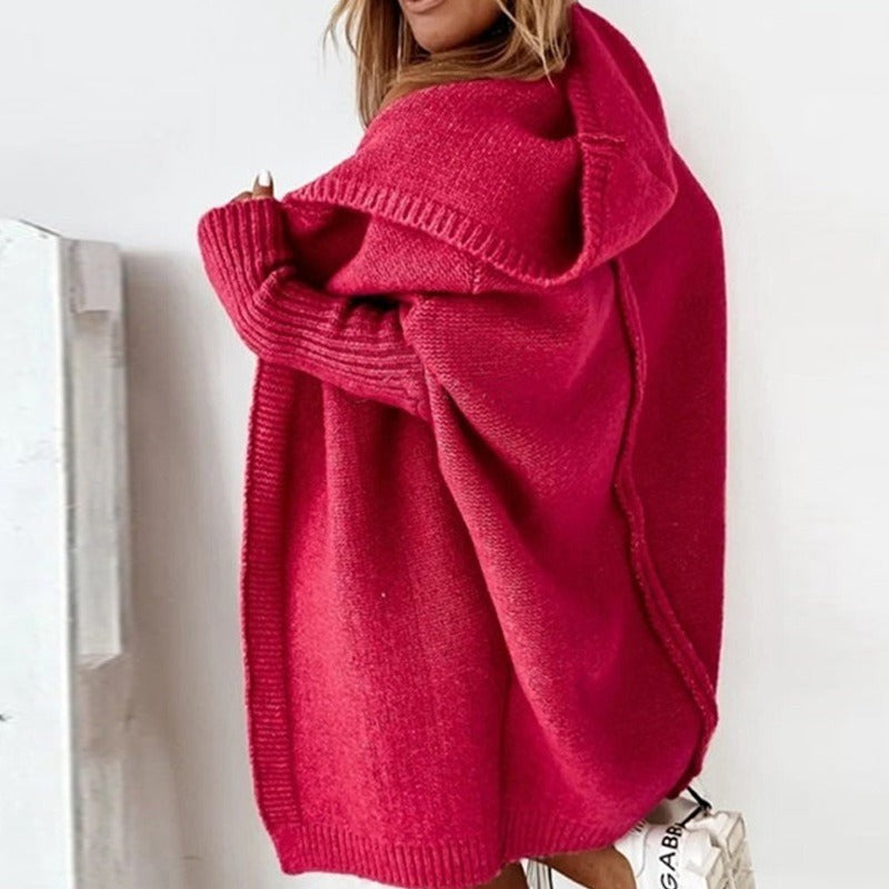 Rückansicht einer pinkfarbenen Strickjacke mit Kapuze und Fledermausärmeln