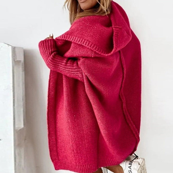 Rückansicht einer pinkfarbenen Strickjacke mit Kapuze und Fledermausärmeln