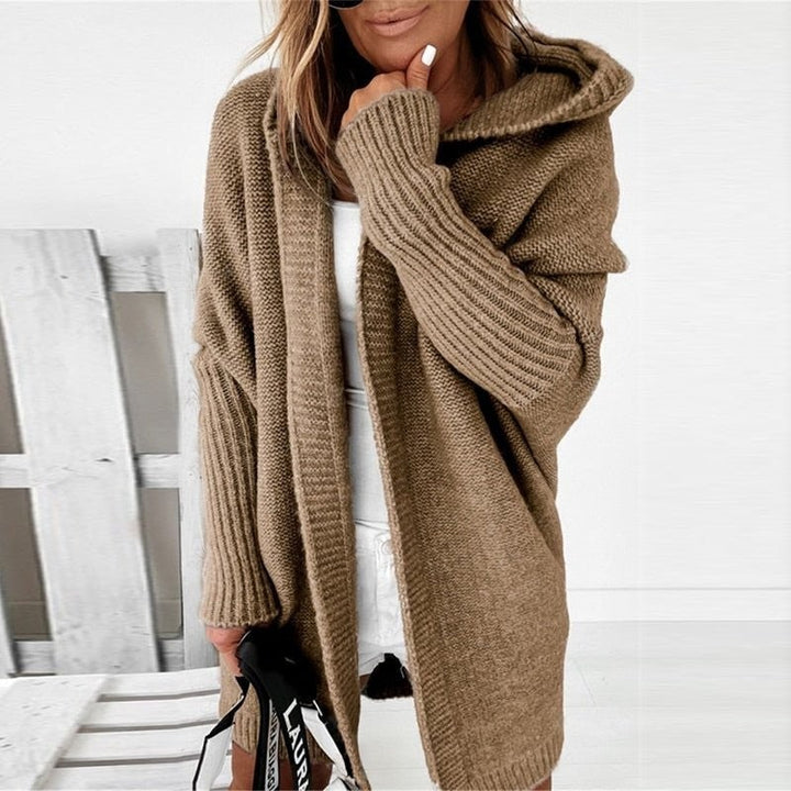 Camelfarbene Strickjacke mit Kapuze und weiten Ärmeln offen getragen