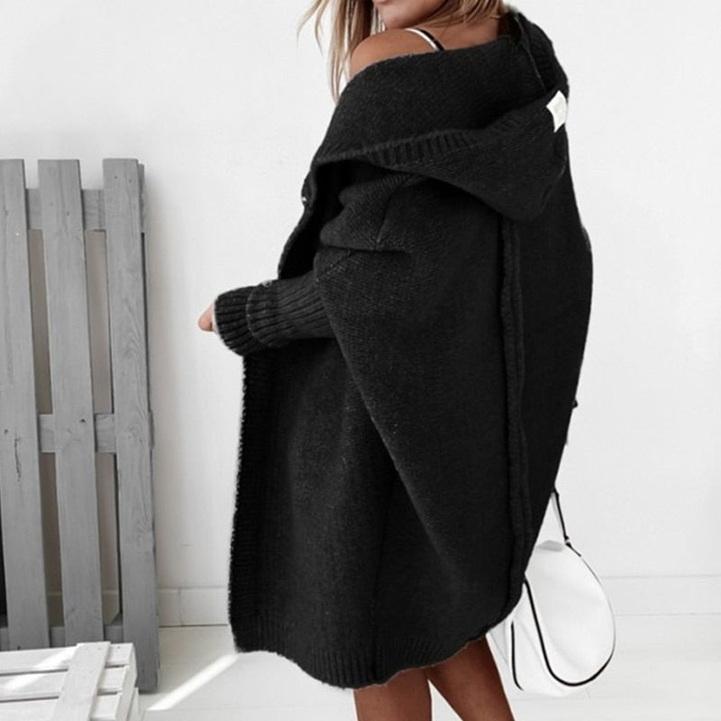 Rückansicht einer schwarzen Strickjacke mit Kapuze und Fledermausärmeln