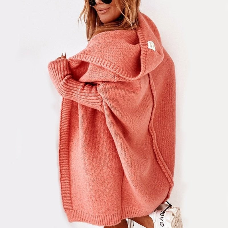 Lachsfarbene Oversize-Strickjacke mit Kapuze von der Seite