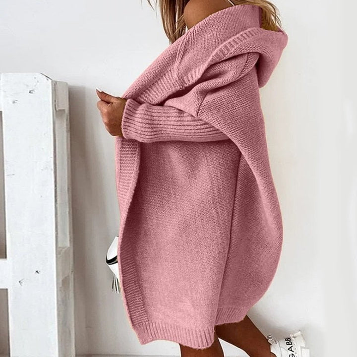 Seitliche Ansicht einer rosafarbenen Oversize-Strickjacke mit Kapuze