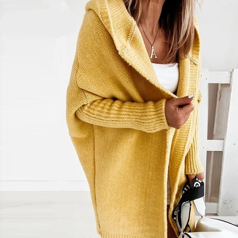 Gelbe Strickjacke mit Kapuze im weiten Oversize-Schnitt