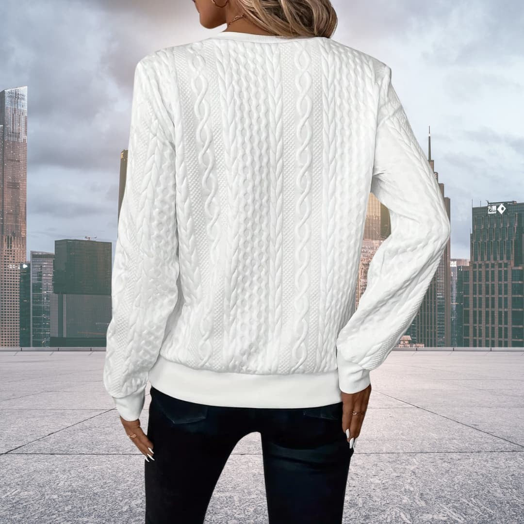 Rückansicht weißer Strickpullover mit Kabelmuster und Rundhals-Ausschnitt