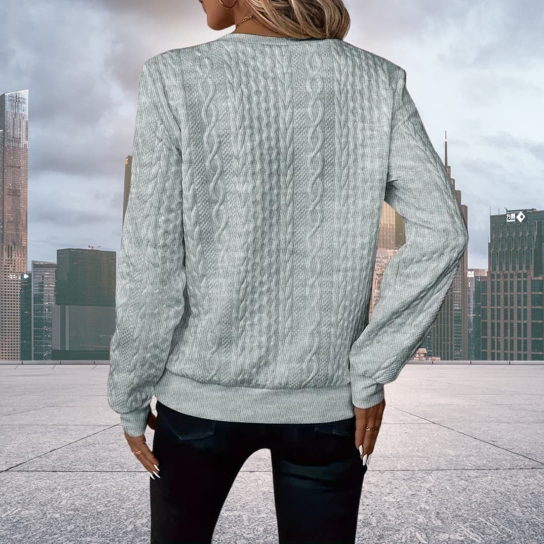 Rückansicht grau melierter Pullover mit Zopfstrickmuster und langen Ärmeln