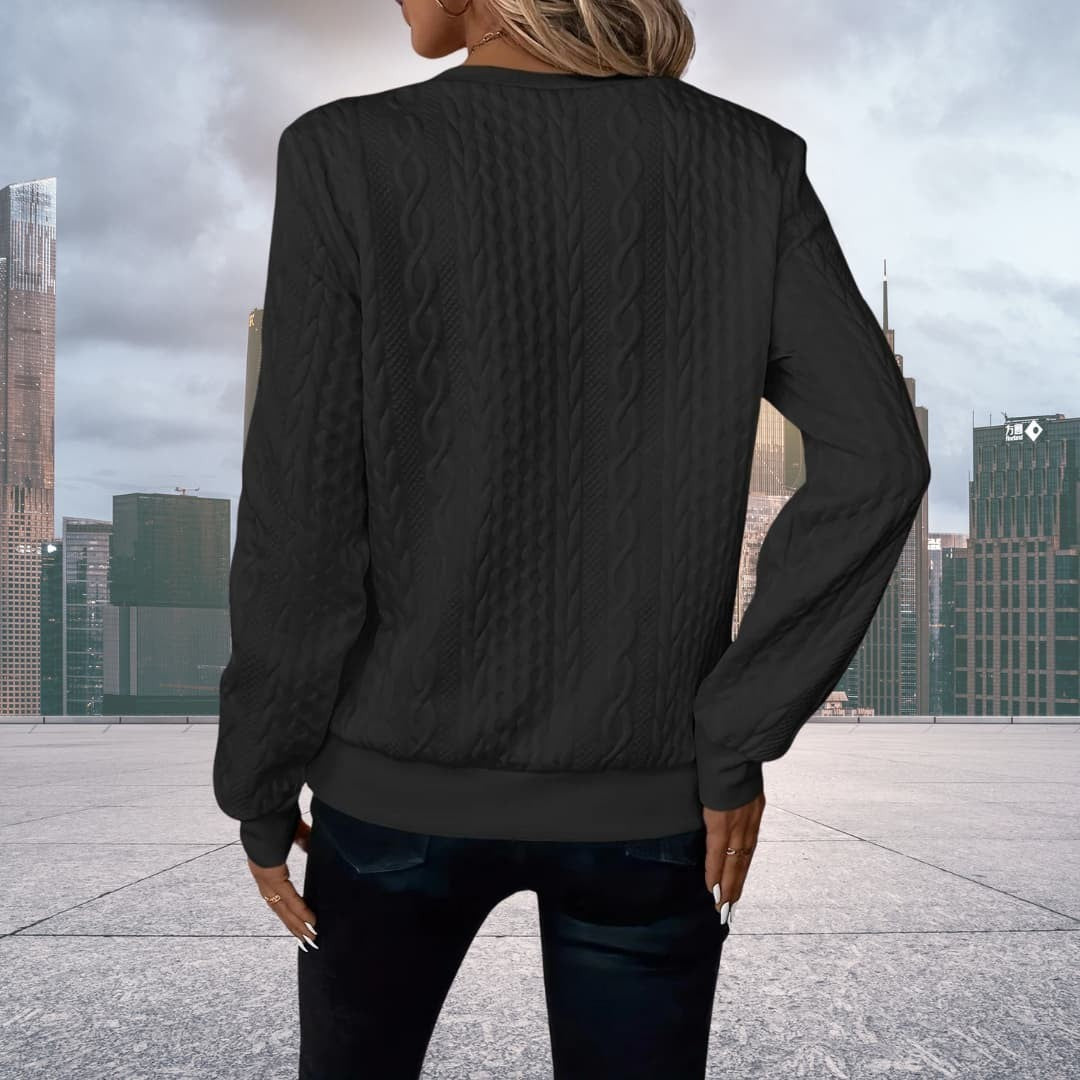 Rückansicht schwarzer Strickpullover mit Zopfmuster und lockerer Silhouette