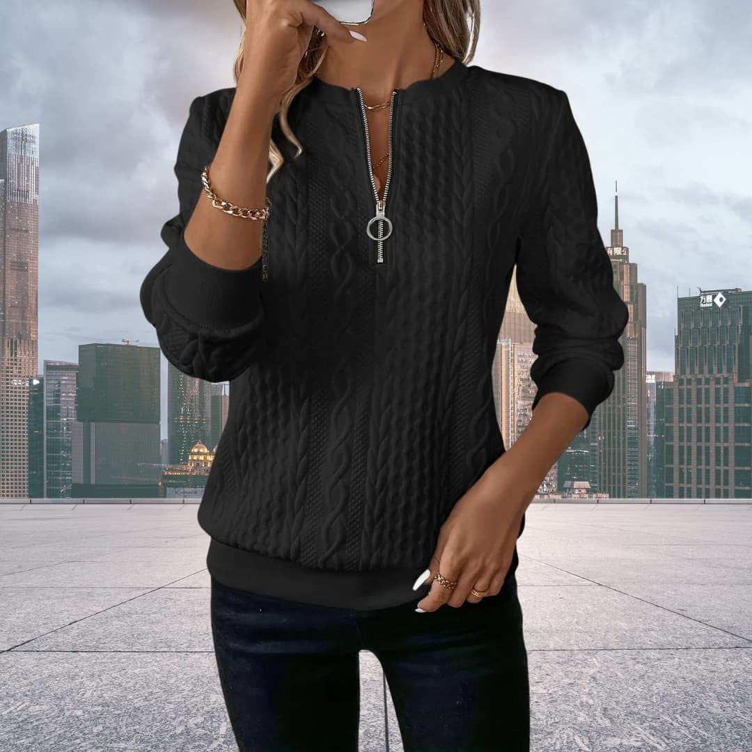 Schwarzer Strickpullover mit Zopfmuster und Ripp-Bündchen an Ärmeln