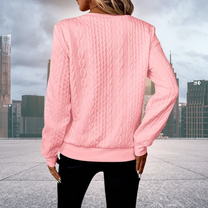 Rückansicht rosa Strickpullover mit durchgehendem Zopfmuster und Ripp-Saum
