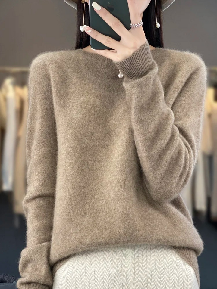 Taupefarbener Strickpullover mit Rundhalsausschnitt und Rippbündchen an Ärmeln