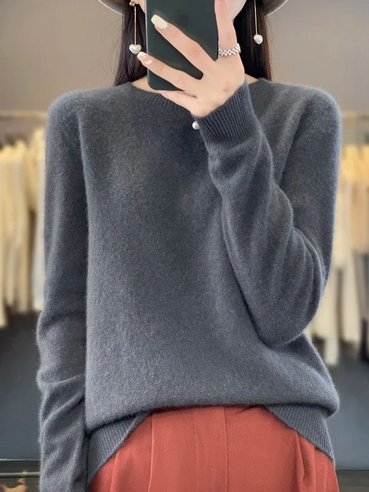 Anthrazitfarbener Strickpullover mit Rundhalsausschnitt und langen Ärmeln