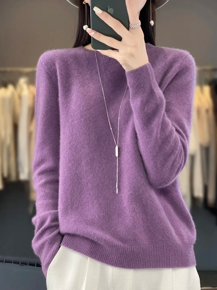 Fliederfarbener Strickpullover mit Rundhalsausschnitt und schmaler Halskette