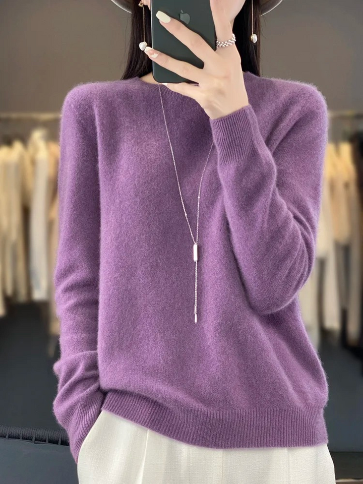 Fliederfarbener Strickpullover mit Rundhalsausschnitt und schmaler Halskette