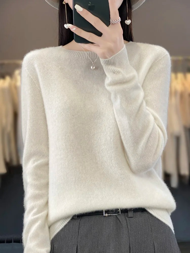 Cremeweißer Strickpullover mit Rundhalsausschnitt getragen mit Gürtel