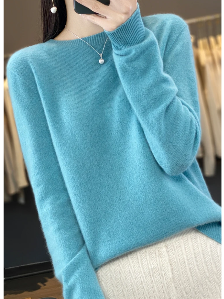 Hellblauer Strickpullover mit Rundhalsausschnitt und Rippbündchen