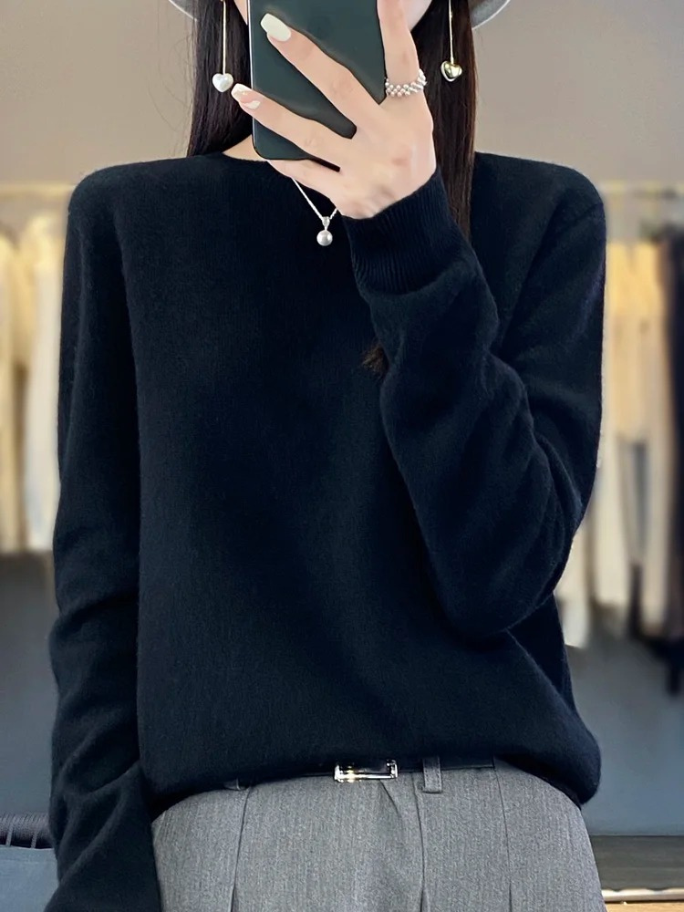 Schwarzer Strickpullover mit Rundhalsausschnitt kombiniert mit Faltenrock