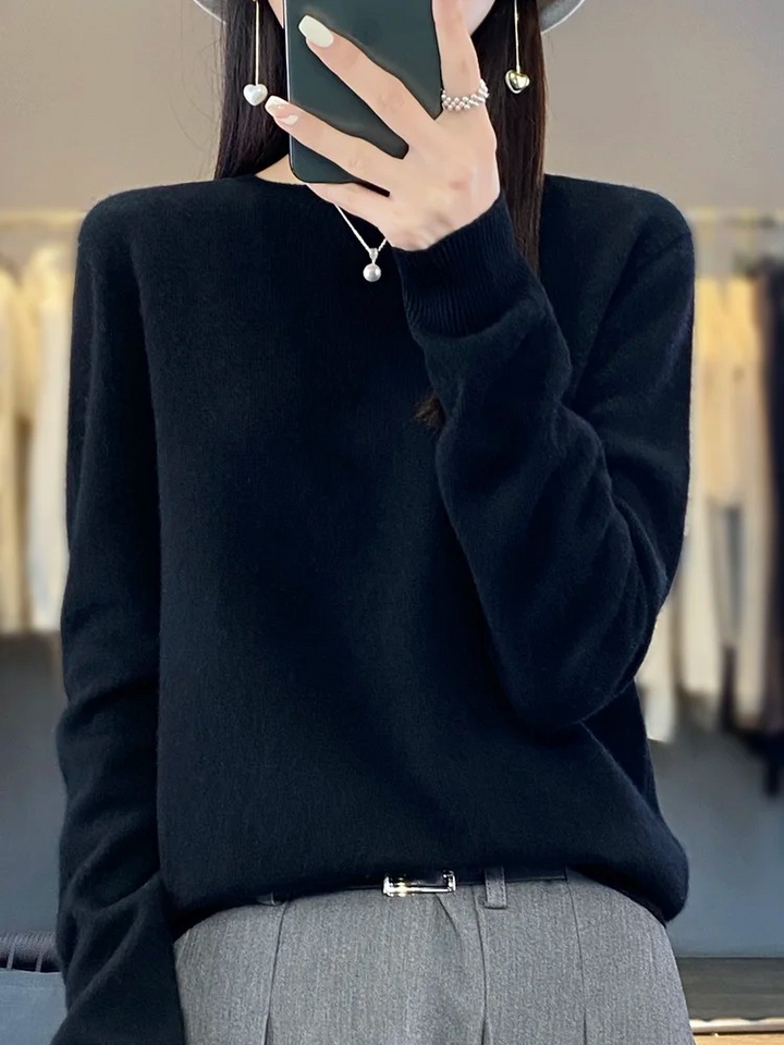 Schwarzer Strickpullover mit Rundhalsausschnitt kombiniert mit Faltenrock
