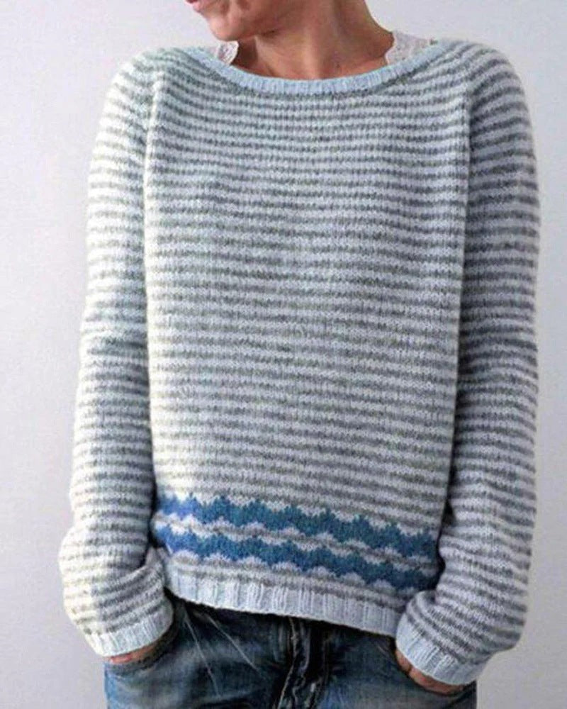 Gestreifter Strickpullover grau-weiß mit Wellenmuster in Blau