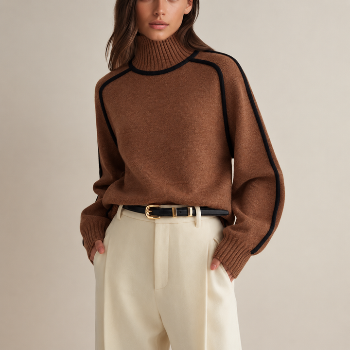 Brauner Oversize-Rollkragenpullover kombiniert mit cremefarbener Anzughose