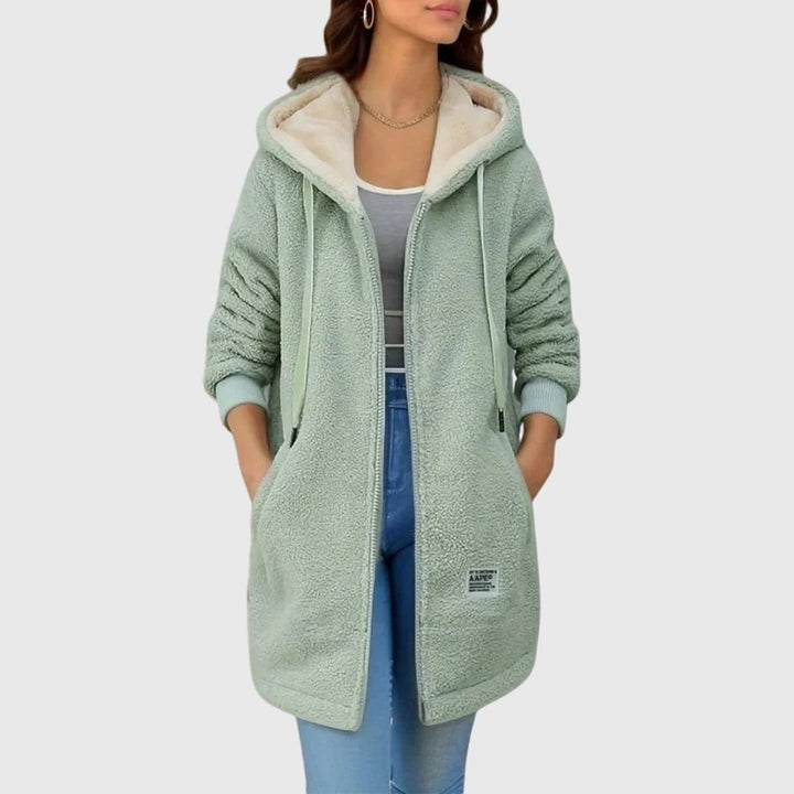 Kuscheliger Teddyfleece-Mantel in Mint mit Kapuze und Kunstfellfutter, offen getragen