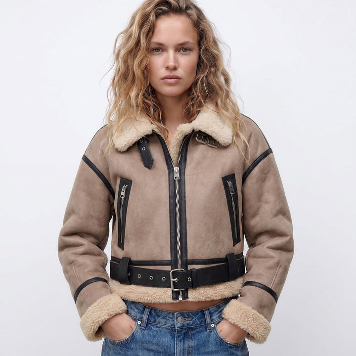 Beige Shearling-Jacke mit schwarzen Lederdetails und Bindegürtel