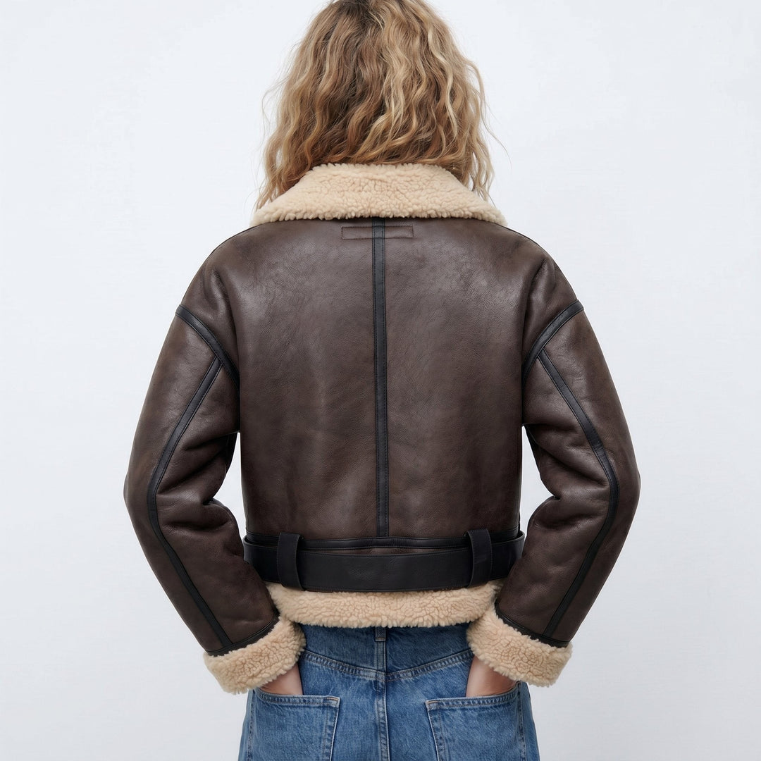 Rückansicht der braunen Cropped-Bomberjacke mit Kunstfell-Saum und Gürtel