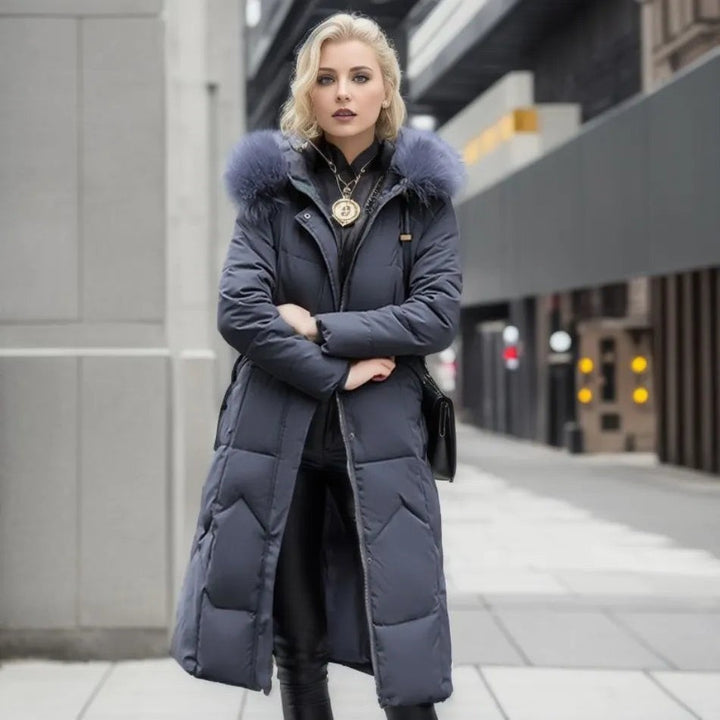 Graublauer langer Steppmantel mit Fellkragen im urbanen Streetstyle