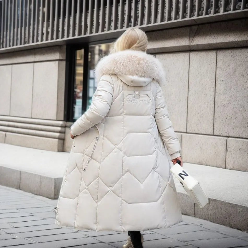 Wattierter Damenmantel in Creme mit Pelzkragen, Rückansicht auf der Straße