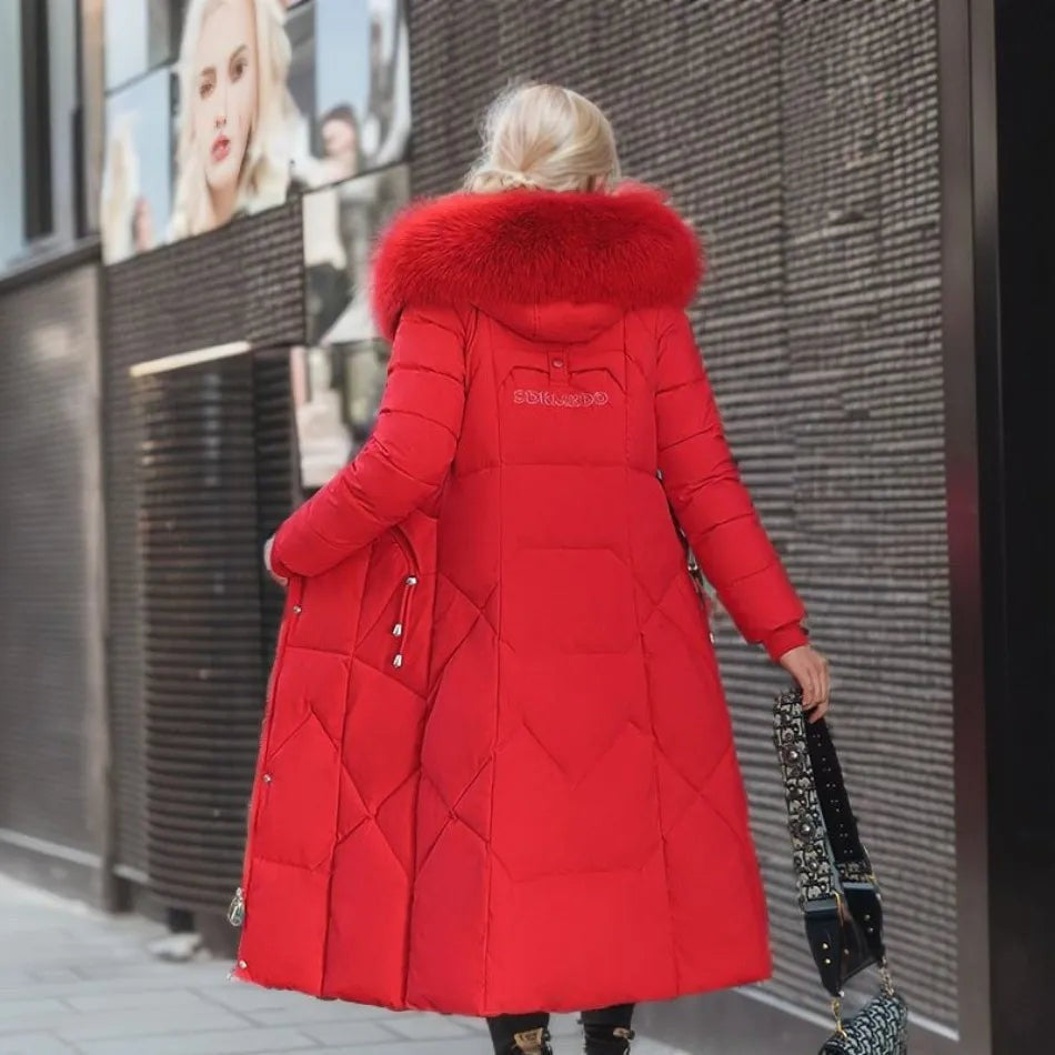 Roter langer Wintermantel mit üppigem Pelzkragen, Rückansicht