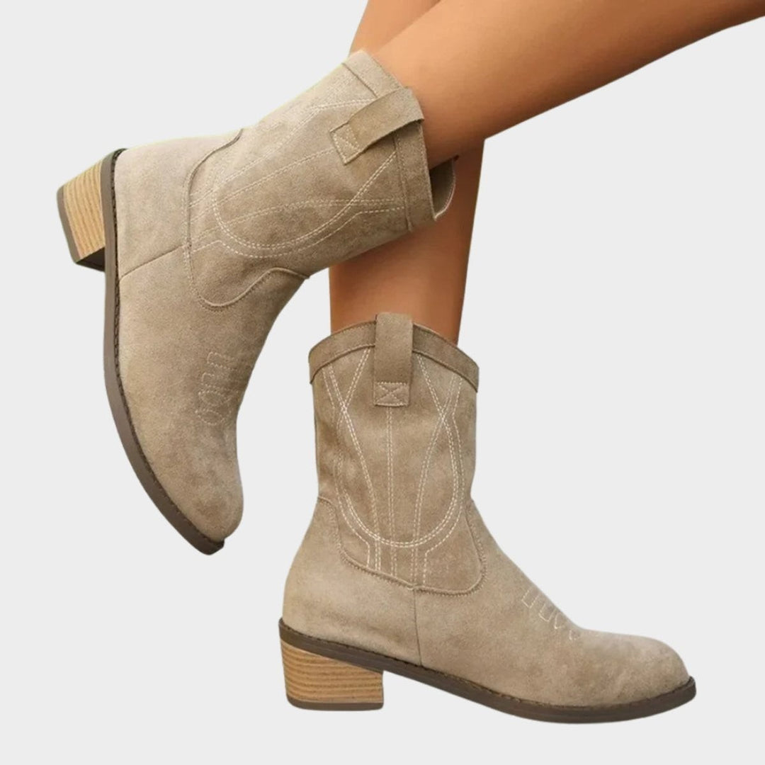 Beige Cowboystiefeletten mit Zugband und Blockabsatz an gekreuzten Beinen