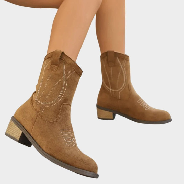 Cognacfarbene Western-Stiefelette mit Stickmuster und Blockabsatz im Schrägprofil