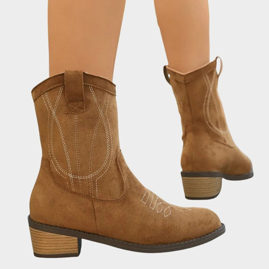 Cognacfarbene Cowboystiefelette aus veganem Leder mit Stickerei, Vorder- und Rückansicht