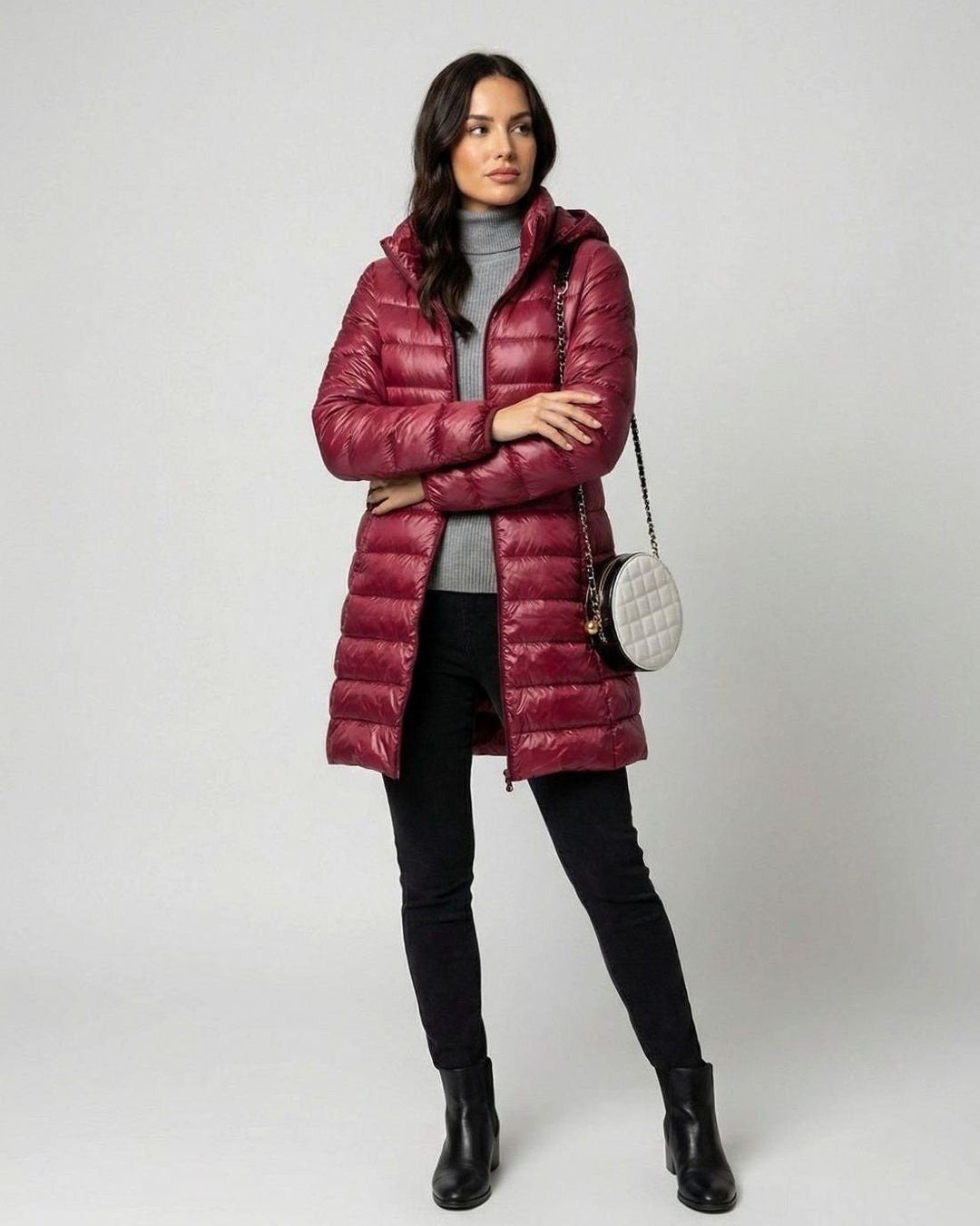 Langer Damen-Steppmantel in Bordeaux mit Kapuze und glänzendem Finish