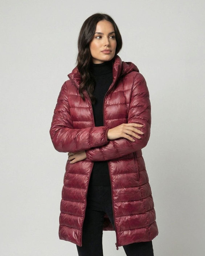 Schlanke Winterjacke bordeauxrot mit Reißverschluss und Kapuze, offen getragen