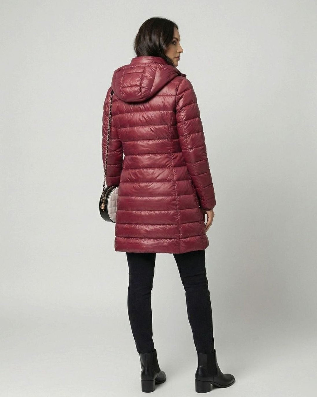 Rückansicht der taillierten Damen-Winterjacke in Bordeaux mit Kapuze