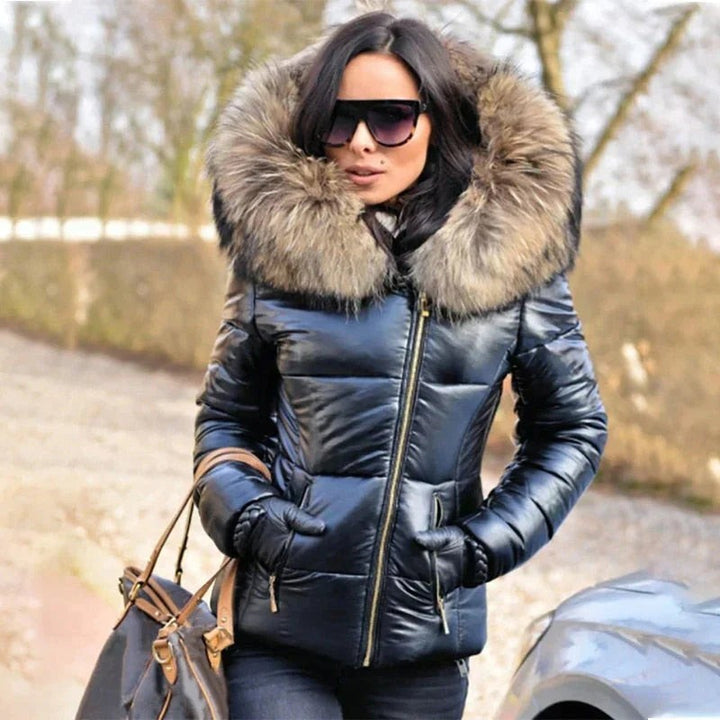 Schwarze Winterjacke mit großem Fellkragen in Metallic-Optik und Kapuze