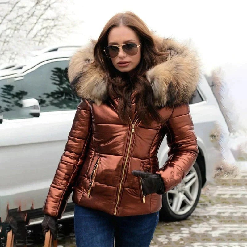 Kupferfarbene Winterjacke mit Fellkapuze in glänzender Metallic-Optik