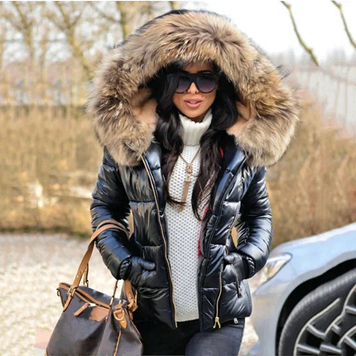 Schwarze taillierte Winterjacke mit voluminöser Fellkapuze und Reißverschluss