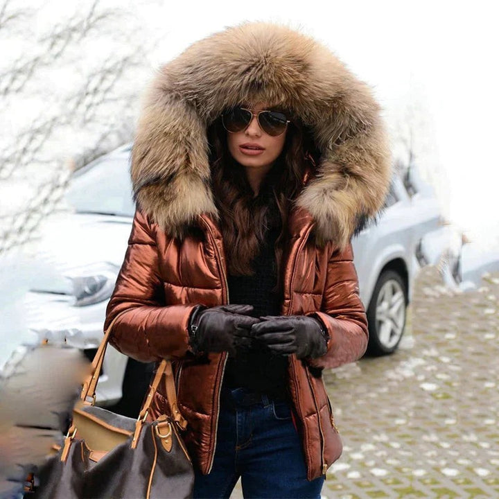 Bronzefarbene Steppjacke mit großer Fellkapuze im Metallic-Look