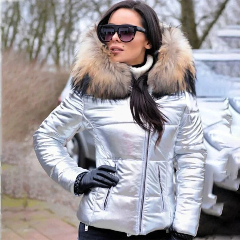 Silberne Winterjacke mit Fellkragen und taillierter Passform in Glanzoptik