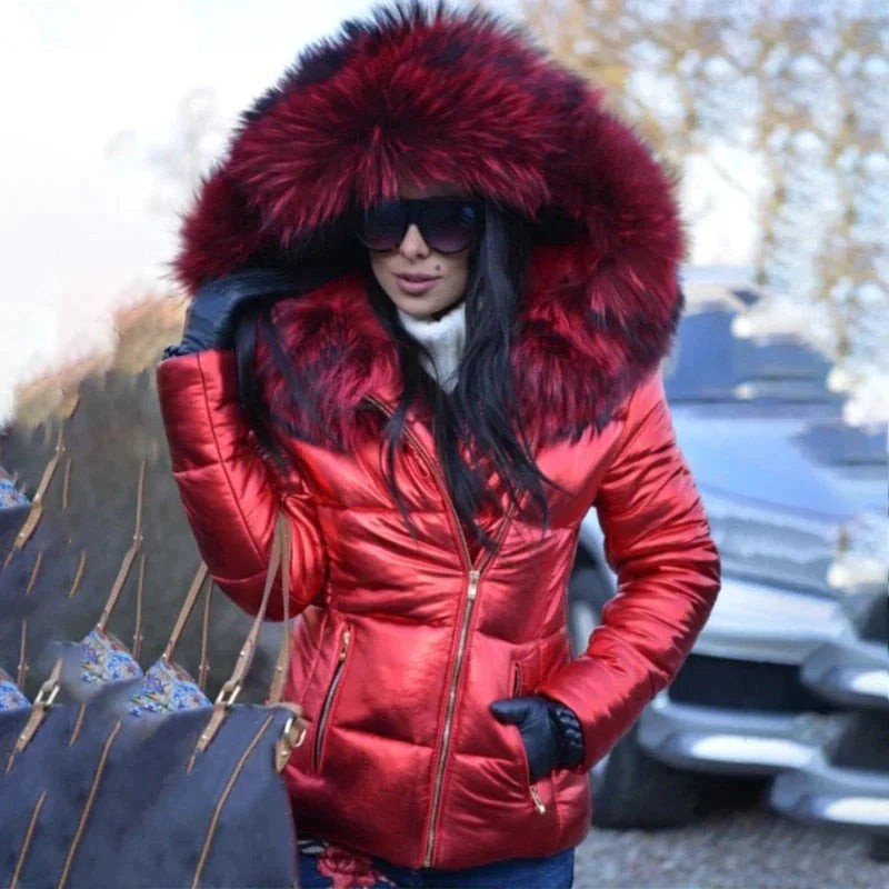 Rote Metallic-Winterjacke mit auffälliger dunkelroter Fellkapuze