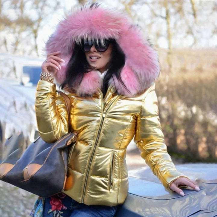 Goldene Steppjacke mit rosafarbenem Fellkragen und Kapuze in Metallic-Optik